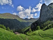 23 Il sent. 219 sale alle pendici del torrione del Corno Branchino con vista in Monte Campo-Spondone